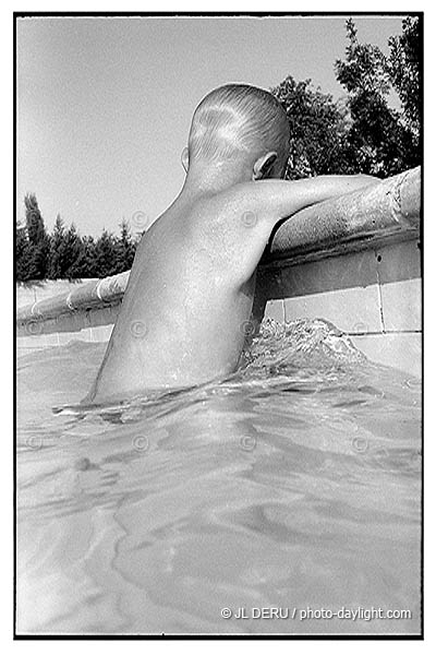 enfant dans la piscine - child in the swimming pool